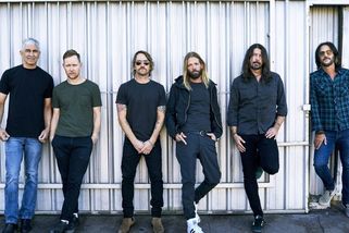 Foo Fighters se v novém singlu stále vyrovnávají se smrtí Taylora Hawkinse